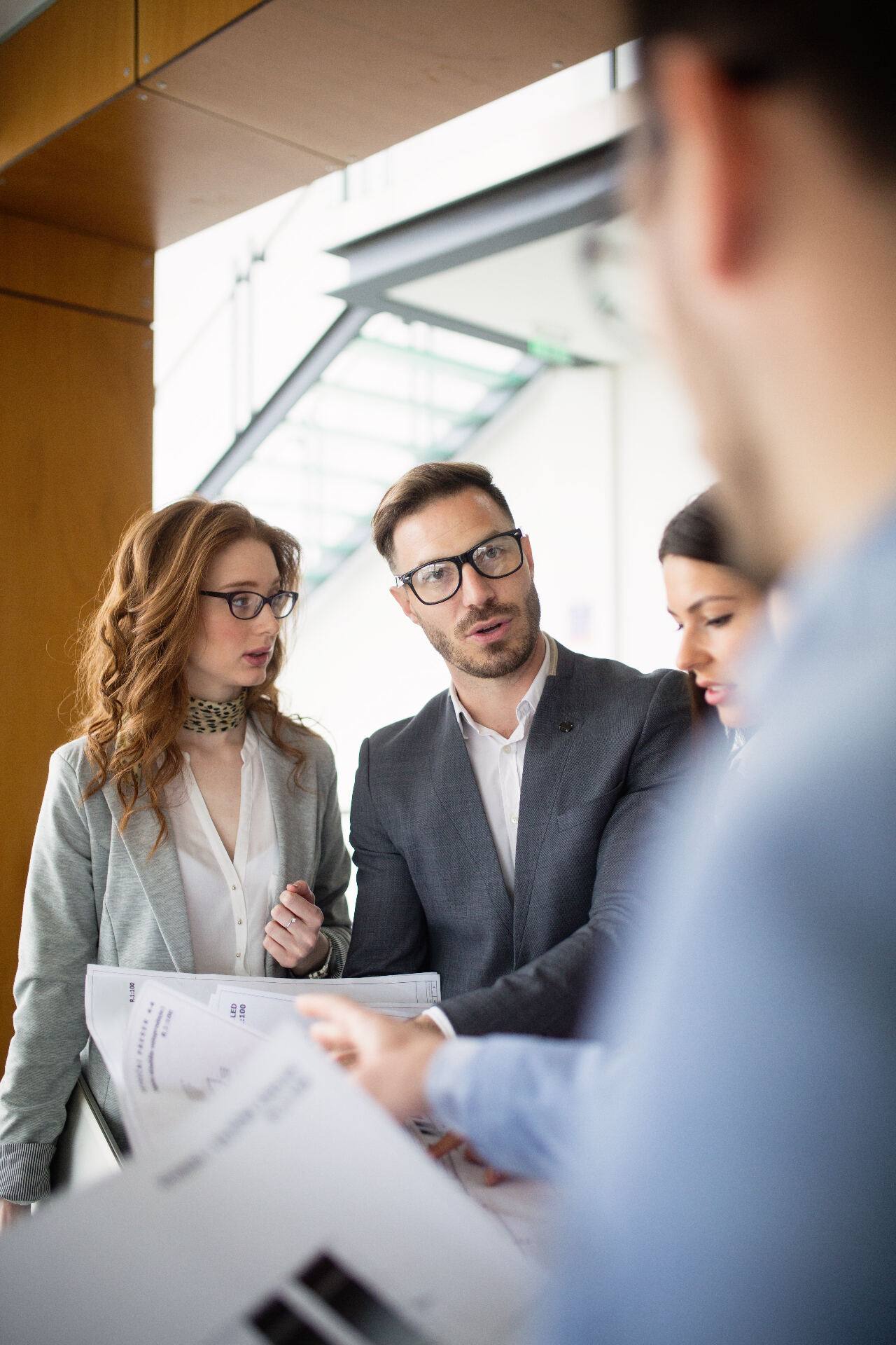 Business-Fotografie: Kollegen im Meeting mit Dokumenten